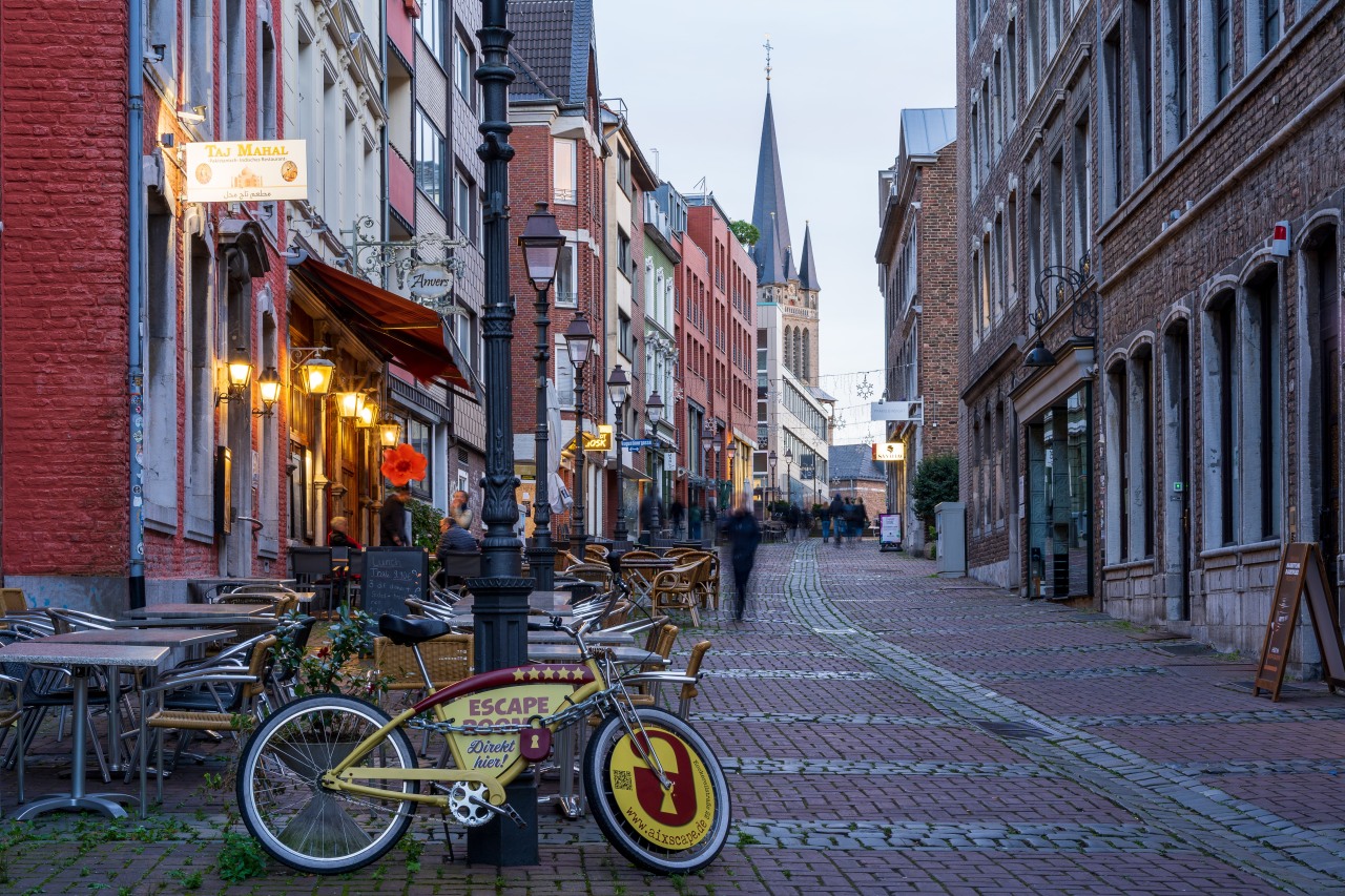 Kockerellstraße mit Fahrrad und beleuchteter Gastronomie